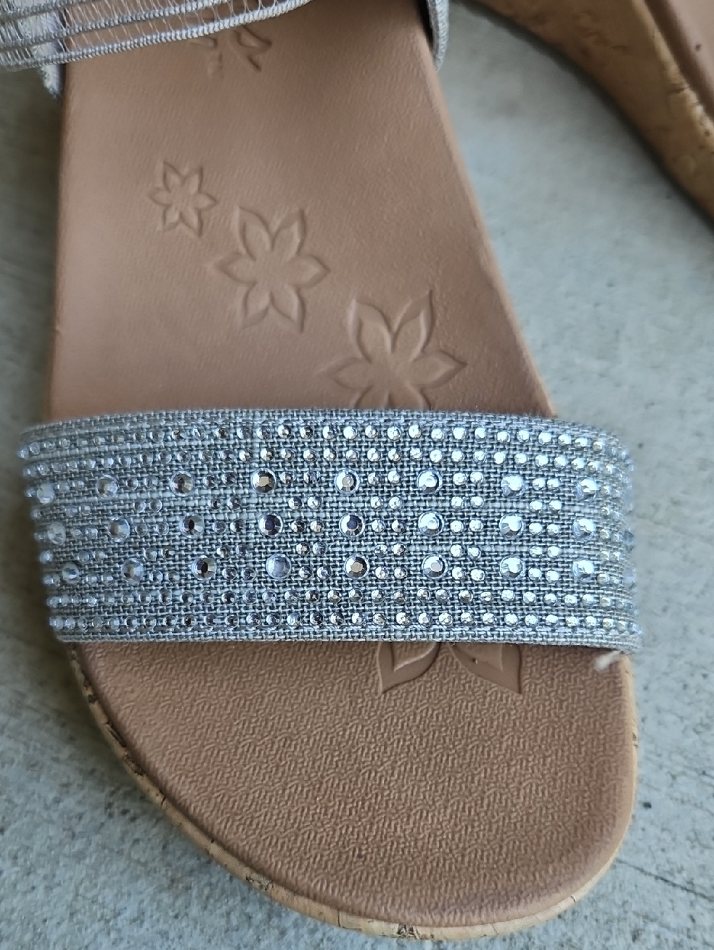 Skechers Silver Sparkle Elastic Strap Sandals 7 New Luxe Foam - Picture 2 of 11